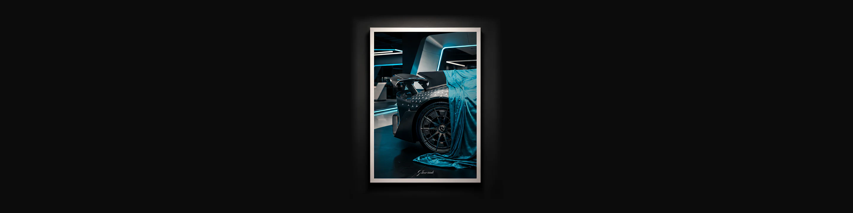Ein gerahmtes GlowRide-Poster hängt beleuchtet an einer dunklen Wand
